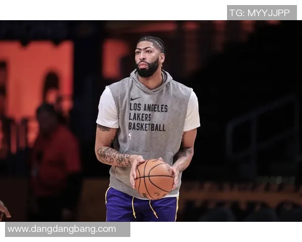 浓眉因双侧跟腱劳损在场边沉思队友们纷纷表现出担忧神情