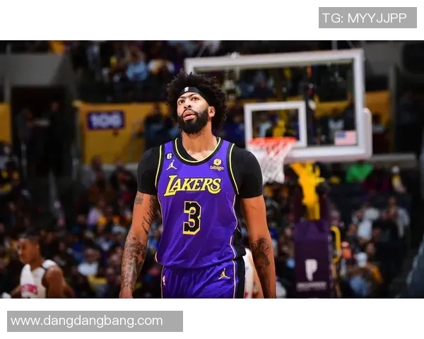 浓眉因双侧跟腱劳损在场边沉思队友们纷纷表现出担忧神情 浓眉因双侧跟腱劳损在场边沉思队友们纷纷表现出担忧神情