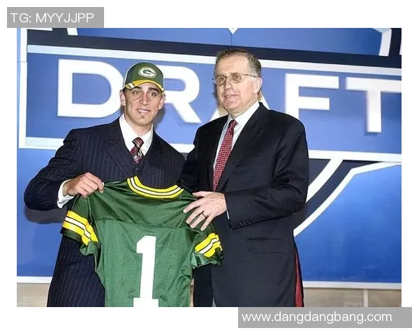 浓眉缺席九场比赛坐板凳身穿NFL球衣观战绿湾包装工比赛