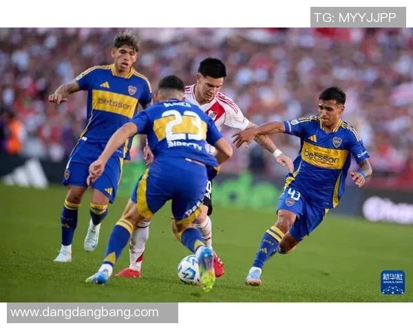 维尼修斯被换下场后对马斯坦托诺表达不满引发关注