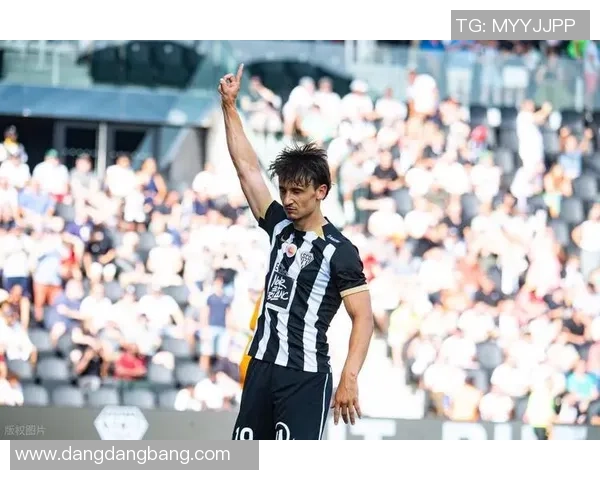 朗斯时隔19年重返法甲榜首托万双响助球队逆转昂热