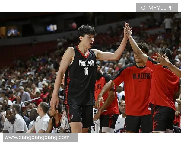 杨瀚森在比赛中表现出色5个篮板彰显进步队友却未能及时传球助力