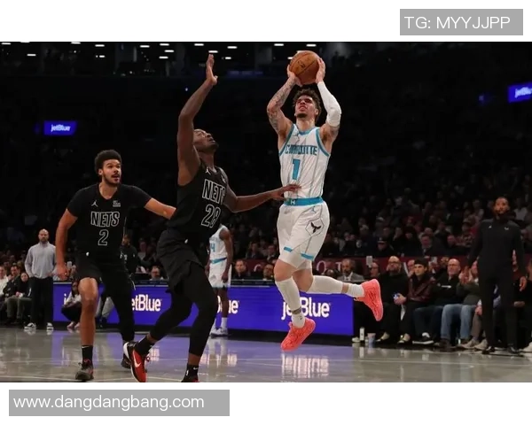 米勒表现低迷11投仅中3全场仅得14分助攻和篮板均不理想